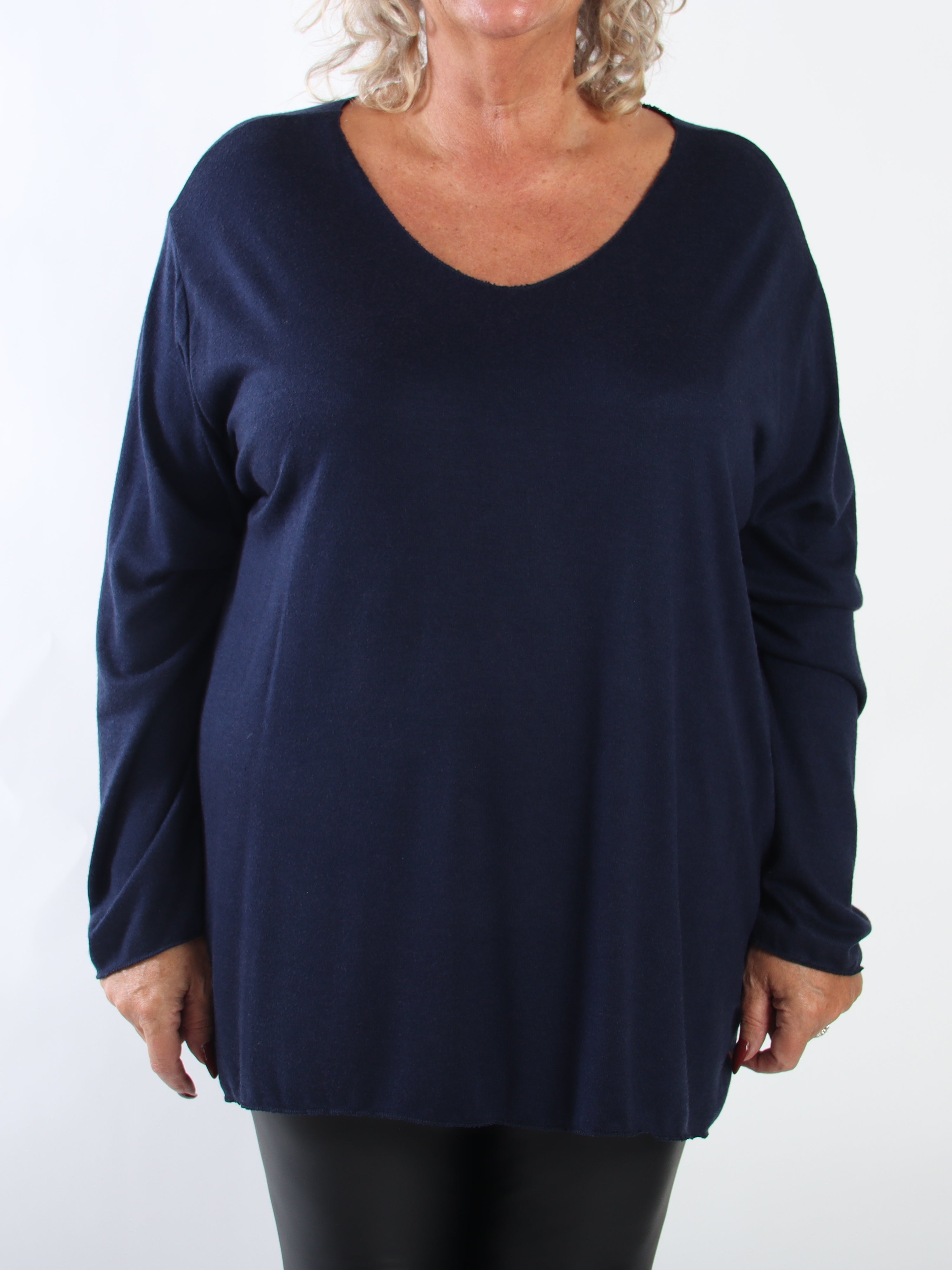 Belis - Mjuk och lätt stickad tröja i plus size i viskos med en vacker V-ringning och behaglig passform